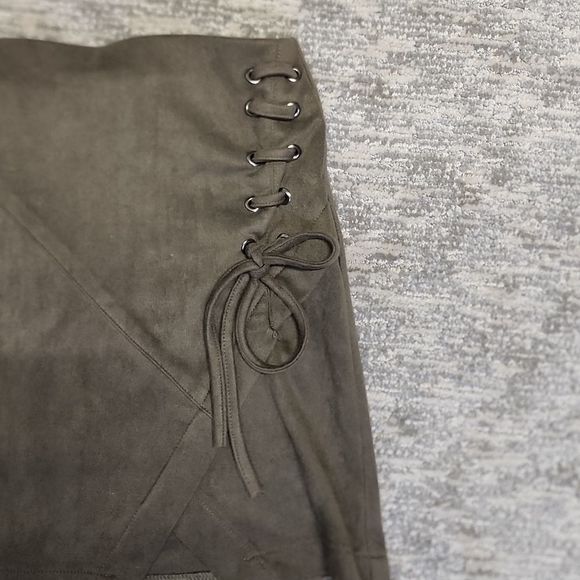 Faux suade mini skirt - Picture 7 of 9